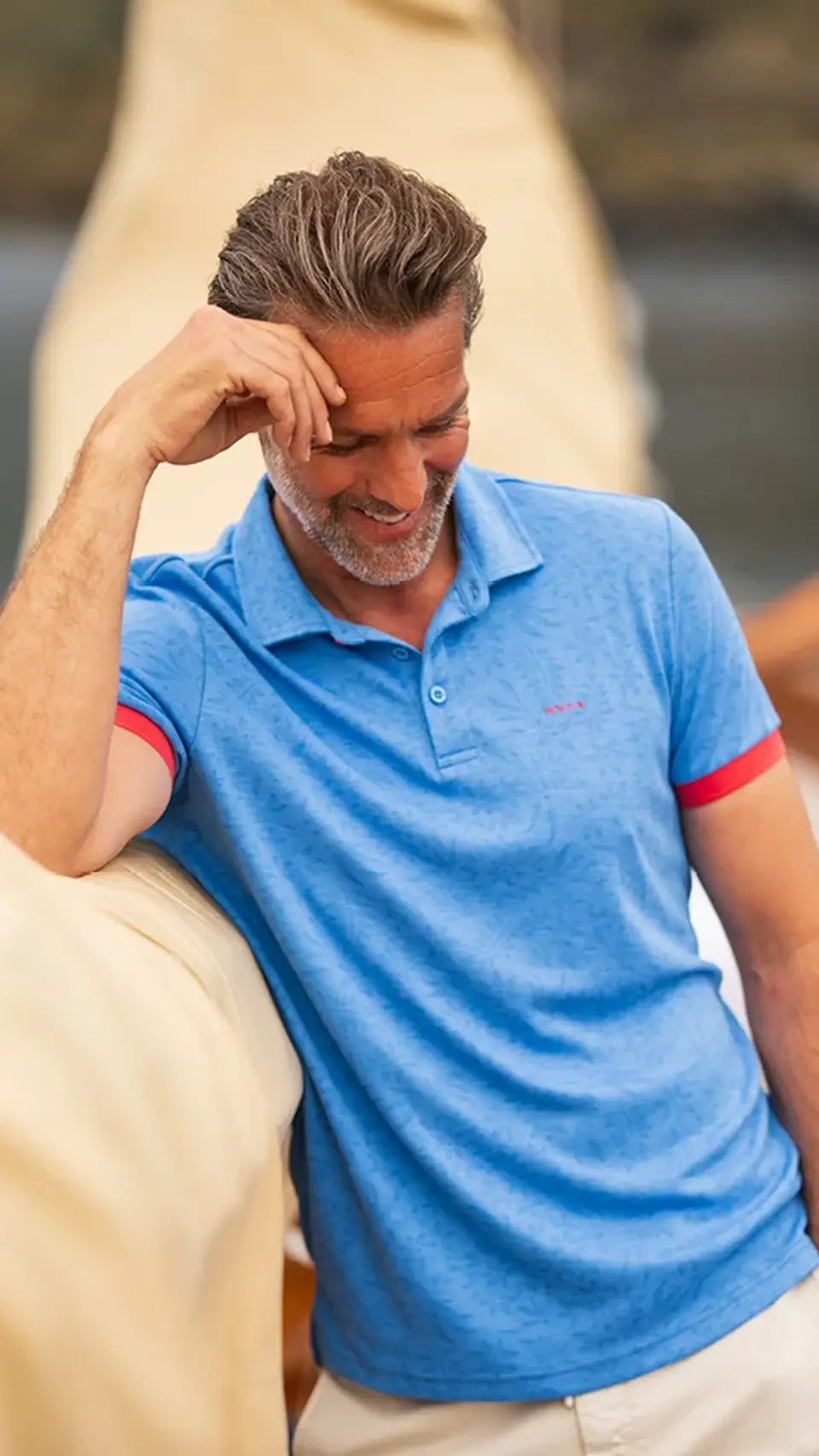 Polo de hombre sport en color rojo con detalles en contraste