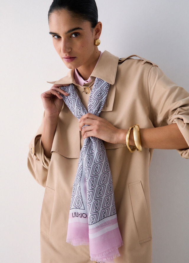 Pañuelo de mujer con estampado de logos y cadenas