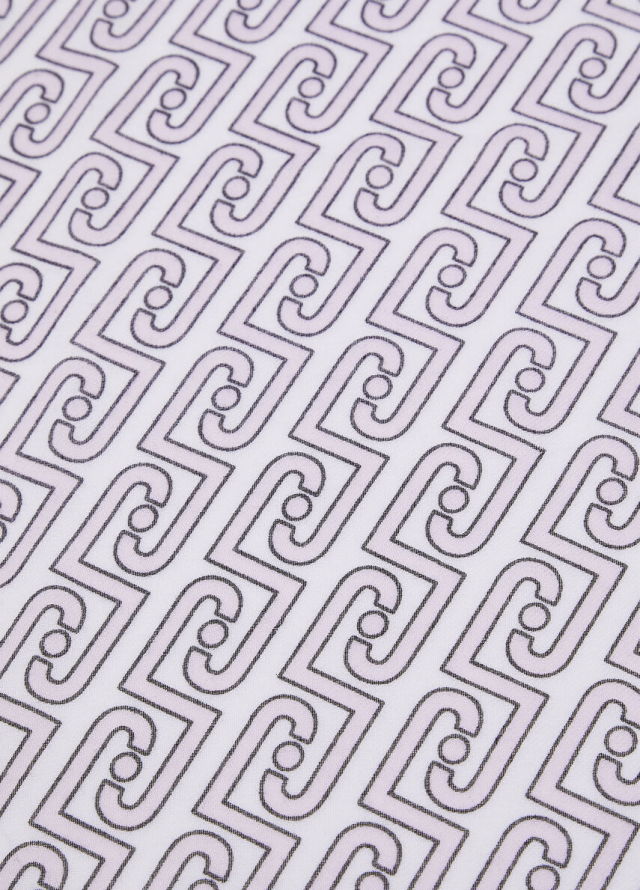 Pañuelo de mujer con estampado de logos y cadenas