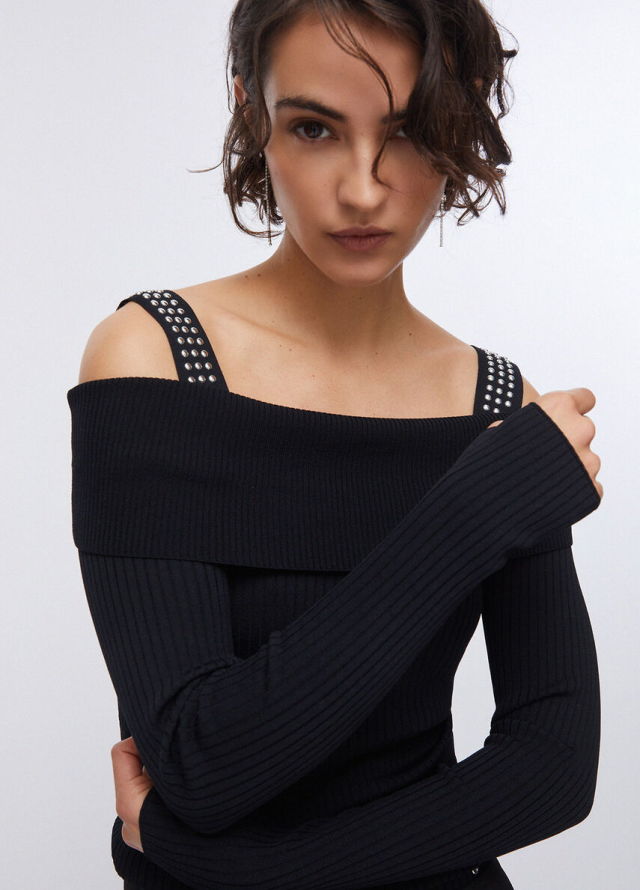 Jersey de manga larga con detalle de tirantes y tachuelas
